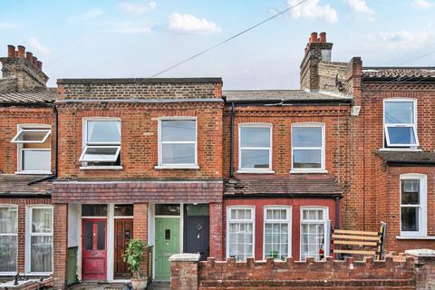 3 bed property, in Holdenby Road, £475,000