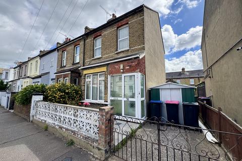 2 bed property, in Beaufort Street, £275,000