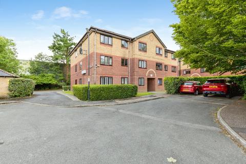 2 bed property, in St. Georges Court, £200,000