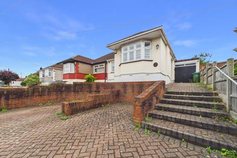 2 bed property, in Redleaf Close, £450,000