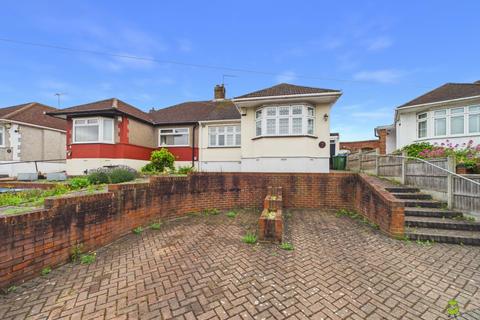 2 bed property, in Redleaf Close, £450,000