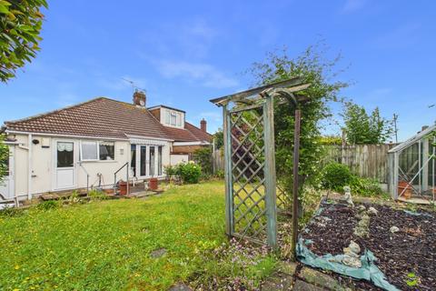 2 bed property, in Redleaf Close, £425,000