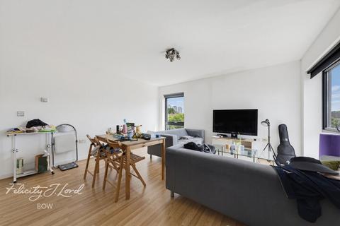 2 bed property, in Mostyn Grove, £400,000