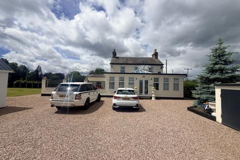 6 bed property, in Yew Tree, £650,000
