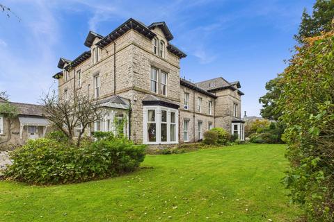 2 bed property, in 11 Abbotsford House, £165,000