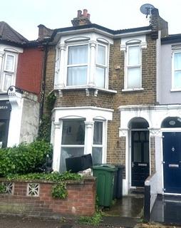 2 bed property, in Forest Road, £320,000