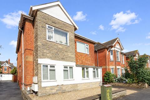 2 bed property, in Hamilton Road, £152,500