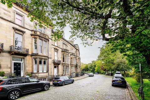 1 bed property, in Buckingham Terrace, £280,000