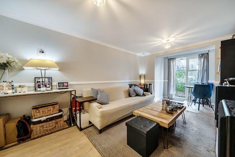 2 bed property, in Brompton Park Crescent, £500,000