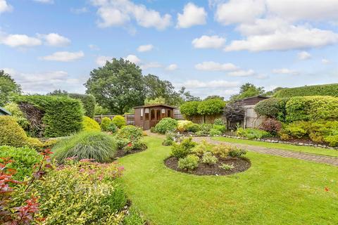 3 bed property, in Staplers Road, £400,000