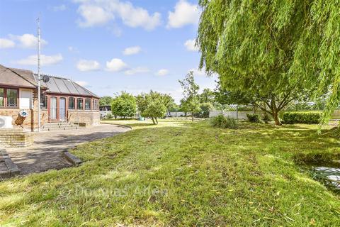 2 bed property, in Marks Farm Lane, £650,000