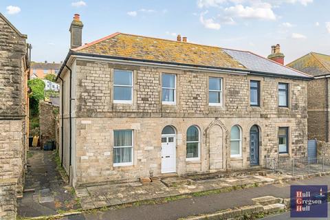 2 bed property, in Castle Road, £195,000