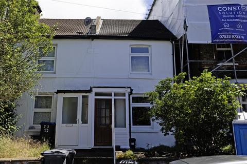 2 bed property, in Chelsham Road, £325,000