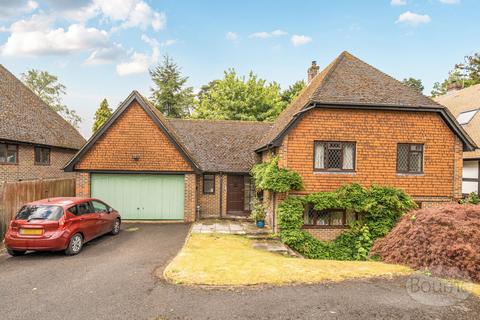 4 bed property, in Broad Ha'penny, £895,000