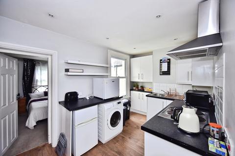 1 bed property, in Milton Street, £150,000