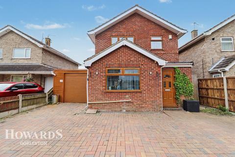 3 bed property, in Bramble Gardens, £300,000