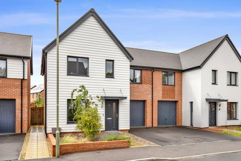 3 bed property, in Glassfield Road, £400,000
