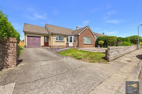3 bed property, in Warren Close, £325,000