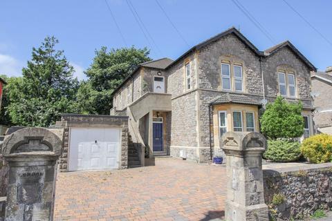 2 bed property, in Hill Road, £200,000