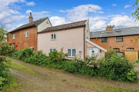 2 bed property, in Chediston Street, £220,000