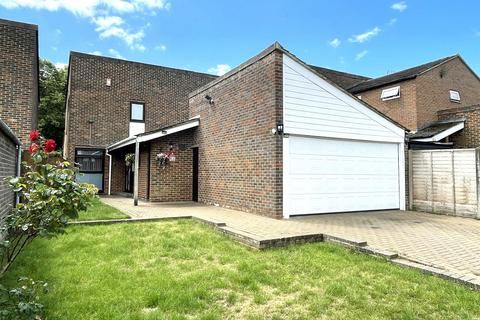 3 bed property, in Denham Close, £450,000