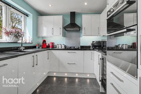 5 bed property, in Longue Drive, £425,000