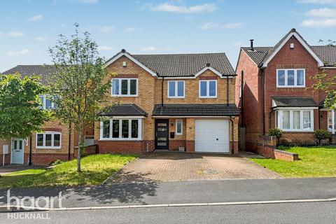 5 bed property, in Longue Drive, £425,000