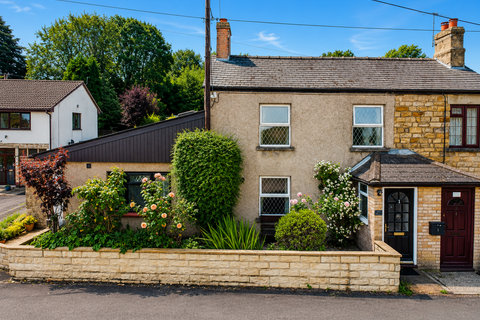 3 bed property, in Hawthorns Road, £310,000