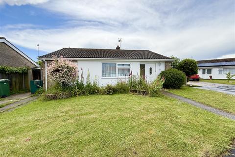 3 bed property, in Pine Close, £220,000