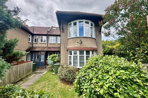 2 bed property, in Wellington Road, £335,000