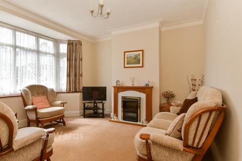 3 bed property, in Hawthorne Avenue, £325,000