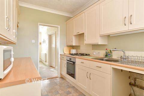 3 bed property, in Hawthorne Avenue, £325,000