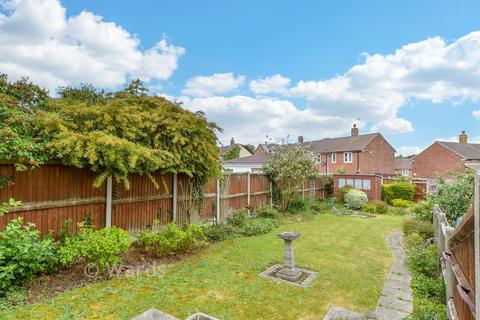 3 bed property, in Hawthorne Avenue, £350,000