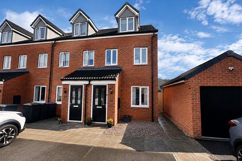 3 bed property, in Snow Close, £185,000