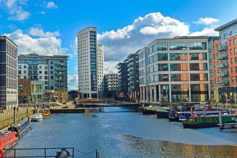 1 bed property, in Armouries Way, £80,000