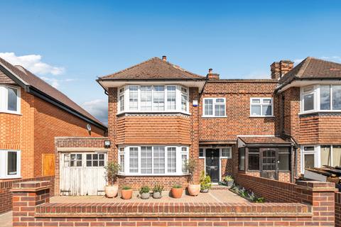 3 bed property, in Hamilton Road, £665,000