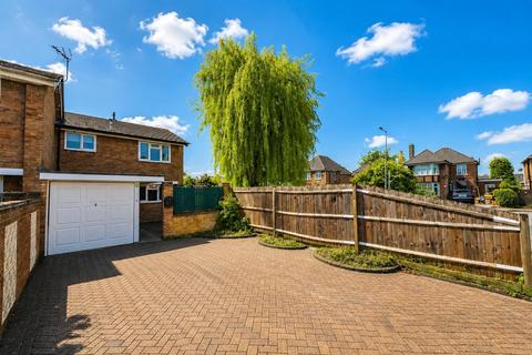 3 bed property, in Radburn Court, £325,000