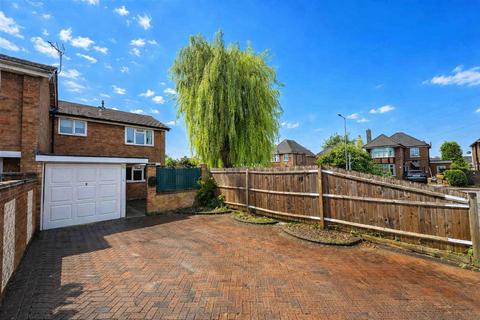 3 bed property, in Radburn Court, £325,000