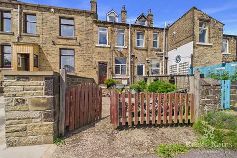 4 bed property, in Blackmoorfoot Road, £110,000