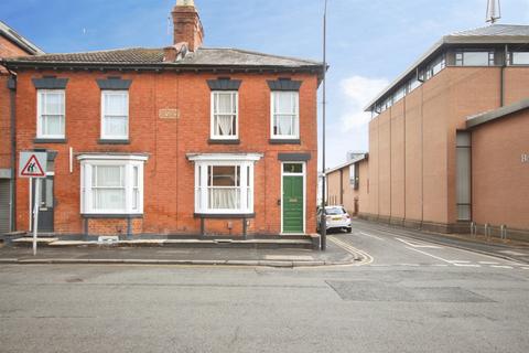 2 bed property, in Chandos Street, £350,000