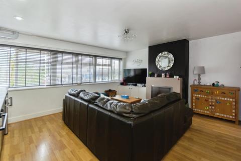1 bed property, in Stratford Road, £70,000