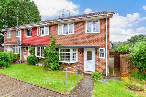 2 bed property, in Royal Gardens, £325,000