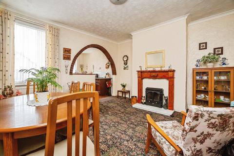 2 bed property, in Station Road, £120,000
