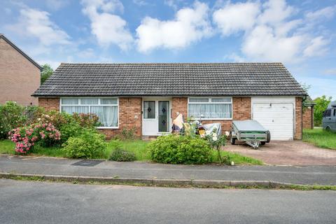 2 bed property, in Heath Drive, £250,000