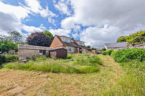 3 bed property, in Charlton Marshall, £275,000