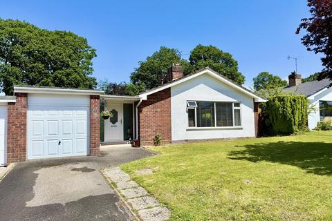 3 bed property, in Pinewood Road, £550,000