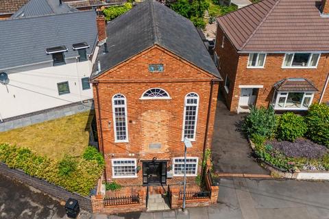 3 bed property, in High Street, £220,000