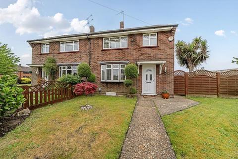 3 bed property, in Camberley, £440,000