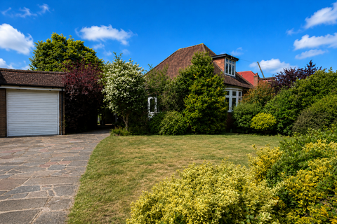 2 bed property, in Goddington Lane, £695,000