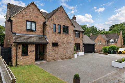 4 bed property, in Heath Court, £900,000